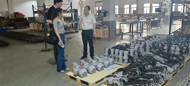 艾思捷技術顧總帶俄羅斯客戶參觀廠區 (2).jpg